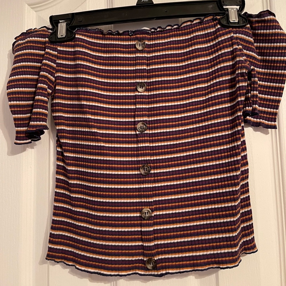 Blouse off the shoulder